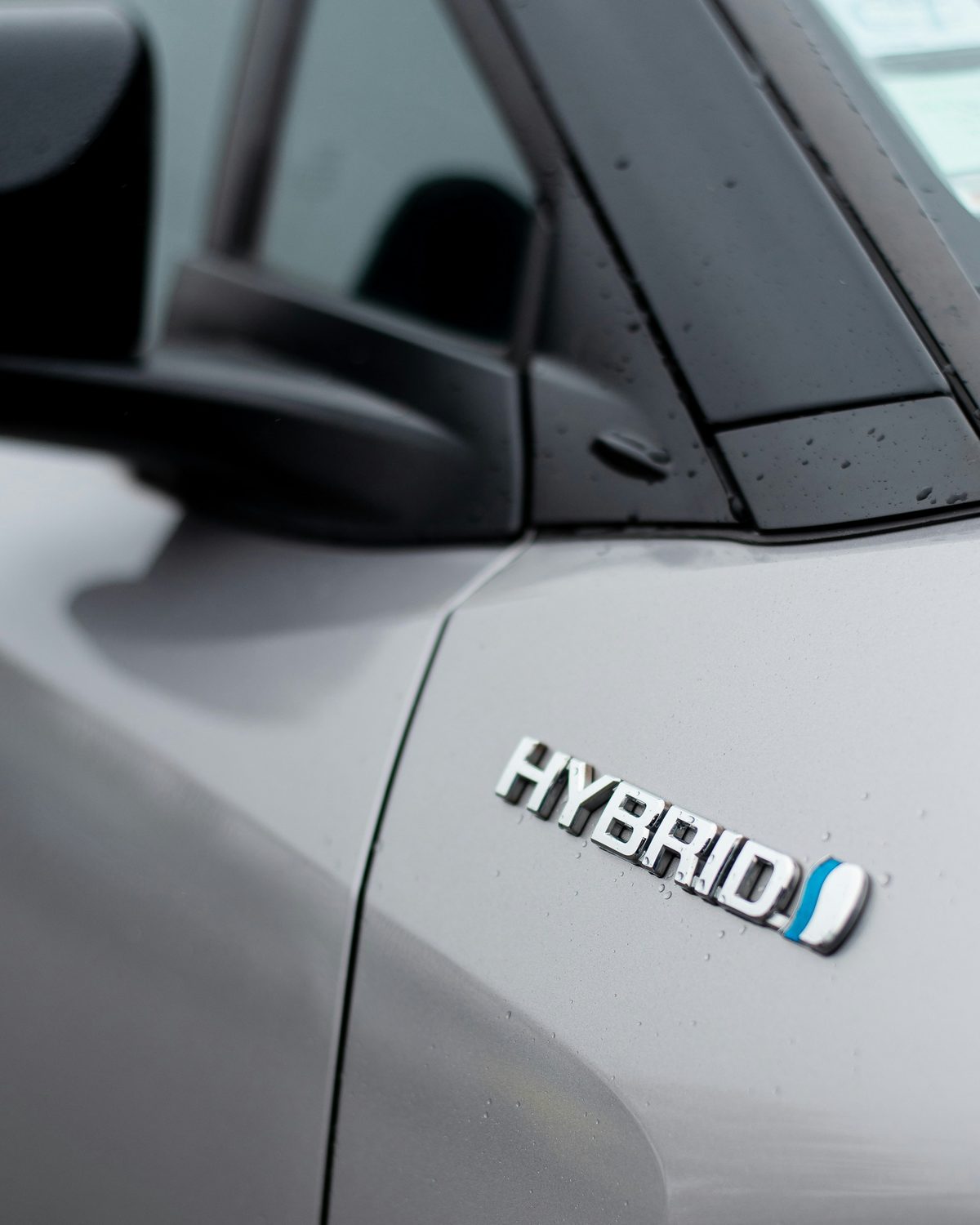 Véhicule hybride Toyota badge HYBRID